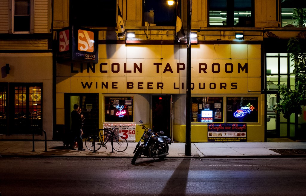 Walking at night in Chicago&nbsp;(2018)