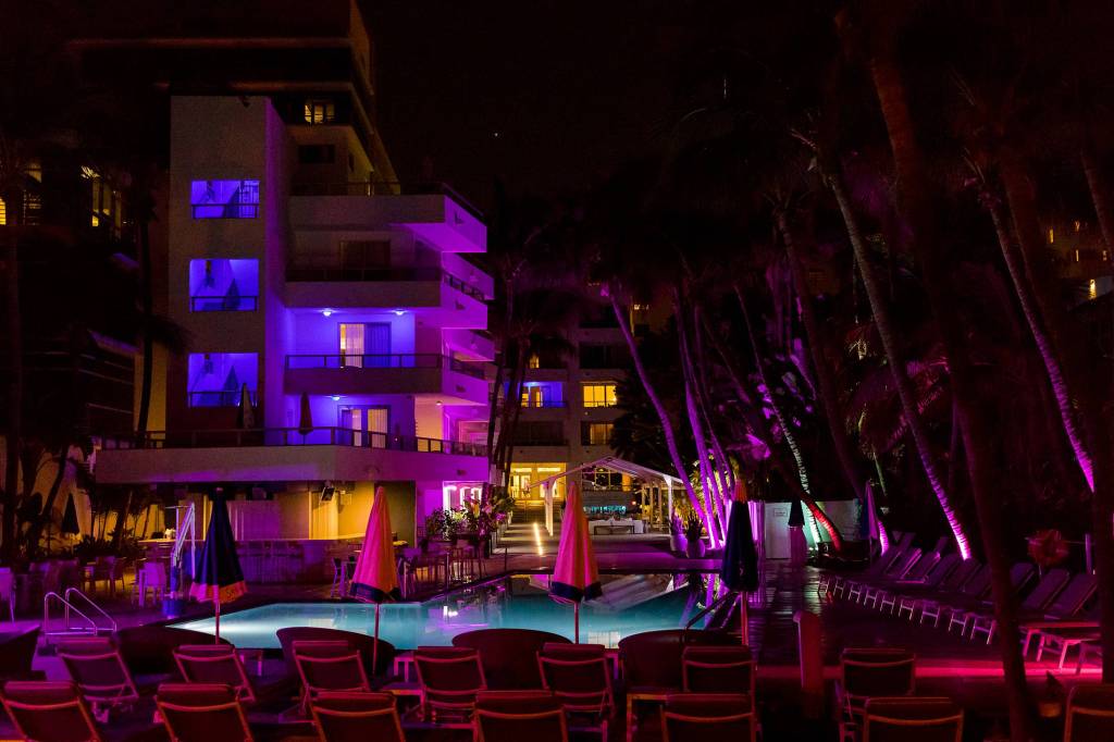 wander with tom Miami Hotels night views poolside
